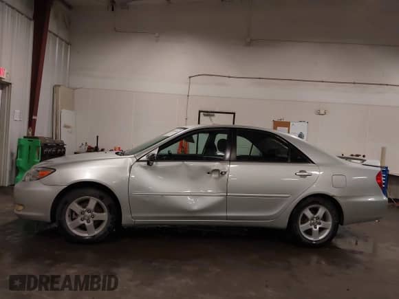 2002 Toyota Camry LE z VIN 4T1BE32K02U033310, wystawiony jako IAAI lot #42586585 z przebiegiem 154 658 mil mil oraz . Historia ofert i sprzedaży dostępna na DreamBid. Obrazek 15.