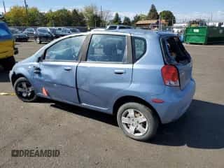 2008 Chevrolet Aveo LS z VIN KL1TD66688B023808, wystawiony jako Copart lot #73519804 z przebiegiem Nie podano mil oraz Szkoda całkowita • Salvage title. Historia ofert i sprzedaży dostępna na DreamBid. Obrazek 2.