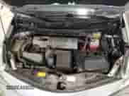 2015 Toyota Prius Two z VIN JTDZN3EU9FJ031532, wystawiony jako Copart lot #85378345 z przebiegiem 372 404 mil mil oraz Czysty tytuł • Clean title. Historia ofert i sprzedaży dostępna na DreamBid. Obrazek 11.