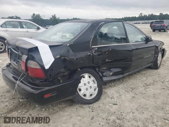 1997 Honda Accord LX with VIN 1HGCD5635VA031800, listed as a Copart auction lot 68043535 with 117,049 mi miles and Salvage title. Bid and sale history available at DreamBid. Image 3.