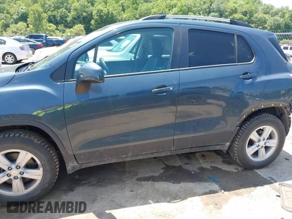 2021 Chevrolet Trax LT with VIN KL7CJPSM1MB375261, listed as a IAAI auction lot 42579323 with 84,161 mi miles and . Bid and sale history available at DreamBid. Image 15.