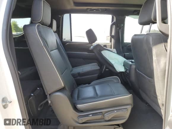 2021 Chevrolet Suburban Premier z VIN 1GNSKFKDXMR185737, wystawiony jako Copart lot #61986155 z przebiegiem 50 759 mil mil oraz Szkoda całkowita • Salvage title. Historia ofert i sprzedaży dostępna na DreamBid. Obrazek 11.