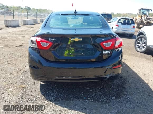 2018 Chevrolet Cruze LT z VIN 1G1BE5SM0J7115903, wystawiony jako IAAI lot #43257692 z przebiegiem 179 640 mil mil oraz . Historia ofert i sprzedaży dostępna na DreamBid. Obrazek 16.