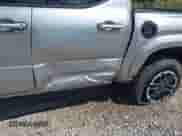 2024 Toyota Tacoma SR5 z VIN 3TMLB5JN7RM014602, wystawiony jako IAAI lot #42318306 z przebiegiem 2 253 mil mil oraz . Historia ofert i sprzedaży dostępna na DreamBid. Obrazek 6.