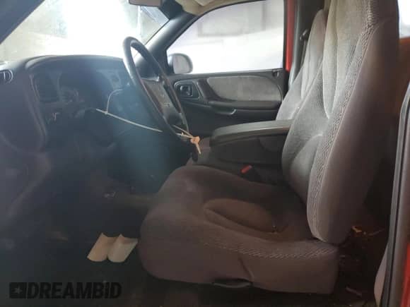 1998 Dodge Dakota SLT z VIN 1B7FL26X8WS686108, wystawiony jako Copart lot #63388385 z przebiegiem 172 860 mil mil oraz Szkoda całkowita • Salvage title. Historia ofert i sprzedaży dostępna na DreamBid. Obrazek 7.