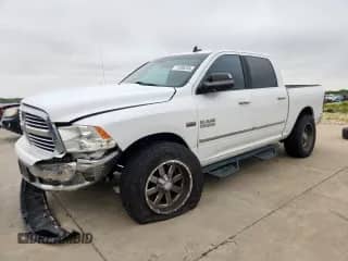 2016 Ram 1500 Lone Star z VIN 3C6RR6LT9GG388140, wystawiony jako Copart lot #71006245 z przebiegiem 129 740 mil mil oraz Czysty tytuł • Clean title. Historia ofert i sprzedaży dostępna na DreamBid. Obrazek 1.