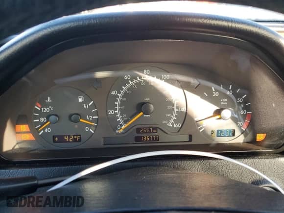 2000 Mercedes-Benz C 230/260/280/320 z VIN WDBHA29G0YA860383, wystawiony jako Copart lot #87109294 z przebiegiem 135 777 mil mil oraz Szkoda całkowita • Salvage title. Historia ofert i sprzedaży dostępna na DreamBid. Obrazek 9.