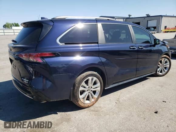 2024 Toyota Sienna Platinum с VIN 5TDERKEC0RS187244, выставлен на аукционе Copart как лот 52601025 с пробегом 11 881 миль миль и Списание • Salvage title. История ставок и продаж доступна на DreamBid. Изображение 3.