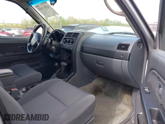 2003 Nissan Frontier XE z VIN 1N6ED29Y83C427148, wystawiony jako IAAI lot #42017433 z przebiegiem 188 114 mil mil oraz . Historia ofert i sprzedaży dostępna na DreamBid. Obrazek 5.