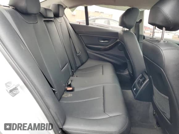 2015 BMW 3 Series 320i xDrive z VIN WBA3C3G57FNS73968, wystawiony jako Copart lot #55275765 z przebiegiem Nie podano mil oraz Szkoda całkowita • Salvage title. Historia ofert i sprzedaży dostępna na DreamBid. Obrazek 10.