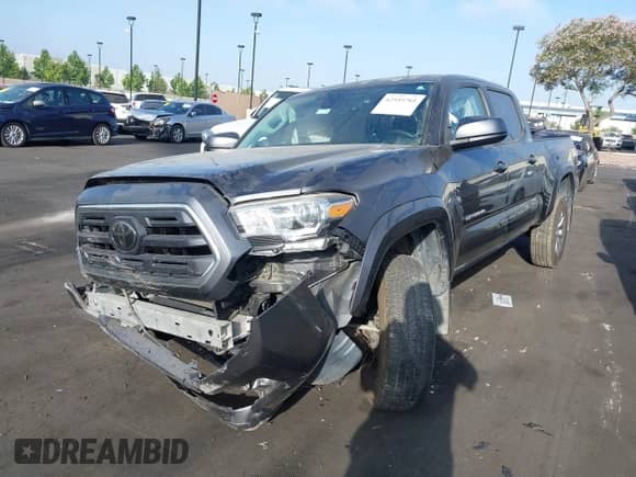2018 Toyota Tacoma SR5 z VIN 3TMBZ5DN8JM013191, wystawiony jako IAAI lot #42555761 z przebiegiem 34 542 mil mil oraz . Historia ofert i sprzedaży dostępna na DreamBid. Obrazek 2.