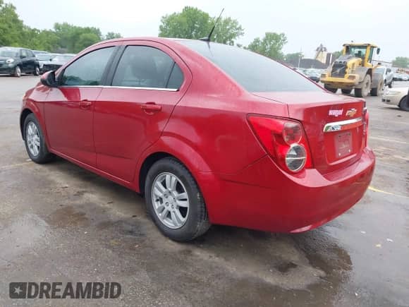 2014 Chevrolet Sonic LT z VIN 1G1JC5SB8E4231275, wystawiony jako IAAI lot #42182323 z przebiegiem 85 516 mil mil oraz . Historia ofert i sprzedaży dostępna na DreamBid. Obrazek 3.