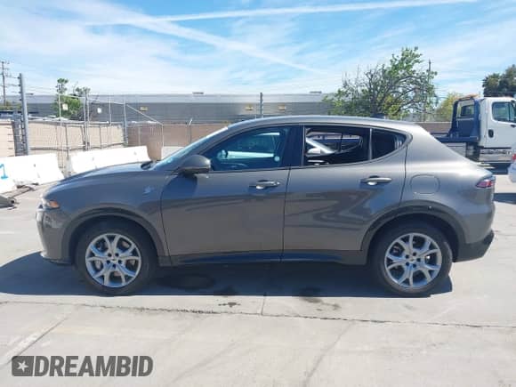 2024 Dodge Hornet R/T z VIN ZACPDFCW9R3A33003, wystawiony jako IAAI lot #42021334 z przebiegiem 31 154 mil mil oraz . Historia ofert i sprzedaży dostępna na DreamBid. Obrazek 14.