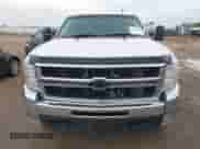2007 Chevrolet Silverado 2500HD z VIN 1GBHK24607E556611, wystawiony jako IAAI lot #43245814 z przebiegiem 207 899 mil mil oraz . Historia ofert i sprzedaży dostępna na DreamBid. Obrazek 12.