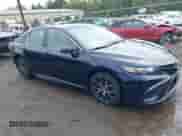 2021 Toyota Camry SE Nightshade z VIN 4T1G11AK8MU585082, wystawiony jako IAAI lot #43245347 z przebiegiem 88 301 mil mil oraz . Historia ofert i sprzedaży dostępna na DreamBid. Obrazek 1.