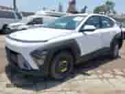 2025 Hyundai Kona SE с VIN KM8HACAB4SU211503, выставлен на аукционе IAAI как лот 42533683 с пробегом 8 429 миль миль и . История ставок и продаж доступна на DreamBid. Изображение 2.