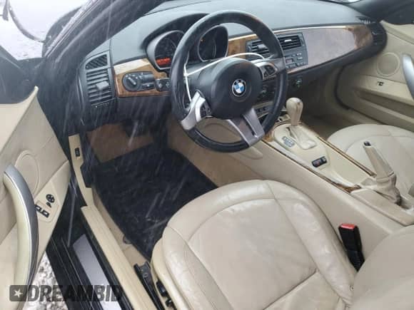 2005 BMW Z4 2.5i с VIN 4USBT33535LS54102, выставлен на аукционе Copart как лот 85527175 с пробегом 105 169 миль миль и Списание • Salvage title. История ставок и продаж доступна на DreamBid. Изображение 8.