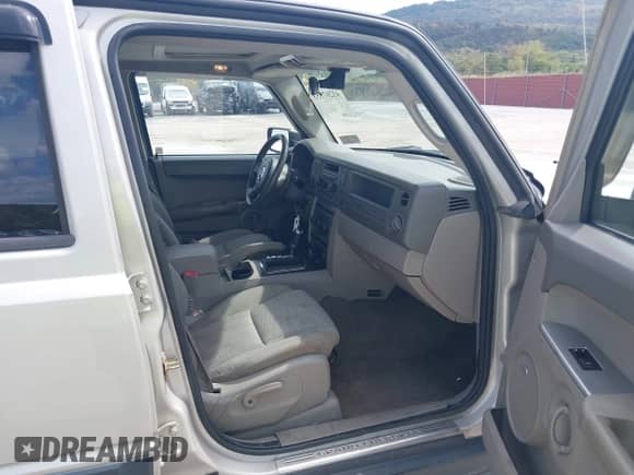 2007 Jeep Commander Sport с VIN 1J8HG48K57C632828, выставлен на аукционе IAAI как лот 43207553 с пробегом 169 988 миль миль и . История ставок и продаж доступна на DreamBid. Изображение 5.