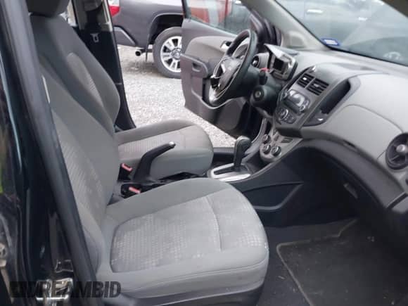 2012 Chevrolet Sonic LS с VIN 1G1JA5SH1C4121076, выставлен на аукционе IAAI как лот 42652620 с пробегом 151 311 миль миль и . История ставок и продаж доступна на DreamBid. Изображение 5.