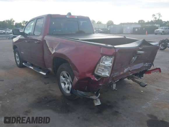 2020 Ram 1500 Big Horn z VIN 1C6SRFBT6LN125026, wystawiony jako IAAI lot #43127444 z przebiegiem 140 571 mil mil oraz . Historia ofert i sprzedaży dostępna na DreamBid. Obrazek 3.