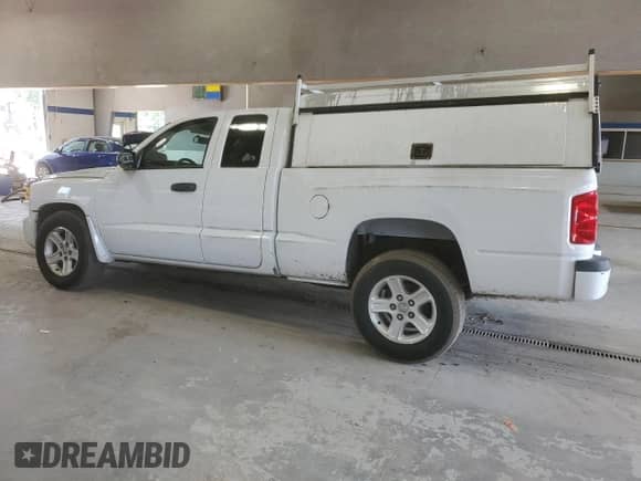 2010 Dodge Dakota z VIN 1D7CE3BK2AS263939, wystawiony jako Copart lot #59358865 z przebiegiem 115 535 mil mil oraz Czysty tytuł • Clean title. Historia ofert i sprzedaży dostępna na DreamBid. Obrazek 2.