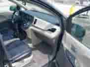 2019 Toyota Sienna LE Auto Access Seat z VIN 5TDKZ3DC5KS016148, wystawiony jako IAAI lot #43114678 z przebiegiem 259 719 mil mil oraz . Historia ofert i sprzedaży dostępna na DreamBid. Obrazek 5.