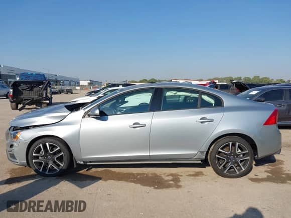 2017 Volvo S60 Dynamic с VIN YV126MFL9H2425498, выставлен на аукционе IAAI как лот 43376955 с пробегом Не указан миль и . История ставок и продаж доступна на DreamBid. Изображение 14.