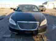 2014 Chrysler 200 Touring z VIN 1C3BCBEG7EN127411, wystawiony jako Copart lot #42461125 z przebiegiem 156 754 mil mil oraz Czysty tytuł • Clean title. Historia ofert i sprzedaży dostępna na DreamBid. Obrazek 5.