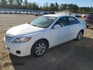 2011 Toyota Camry LE z VIN 4T1BF3EK9BU638435, wystawiony jako Copart lot #86881695 z przebiegiem 174 566 mil mil oraz Szkoda całkowita • Salvage title. Historia ofert i sprzedaży dostępna na DreamBid. Obrazek 1.