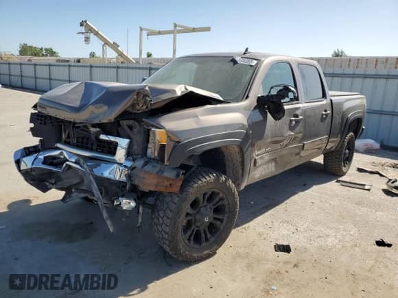 2008 Chevrolet Silverado 2500HD LTZ z VIN 1GCHK23KX8F140376, wystawiony jako Copart lot #57135285 z przebiegiem 224 038 mil mil oraz Szkoda całkowita • Salvage title. Historia ofert i sprzedaży dostępna na DreamBid. Obrazek 1.