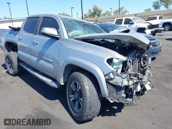 2019 Toyota Tacoma SR5 z VIN 3TMAZ5CN1KM099779, wystawiony jako IAAI lot #42687831 z przebiegiem 99 997 mil mil oraz . Historia ofert i sprzedaży dostępna na DreamBid. Obrazek 1.