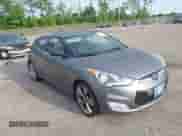 2013 Hyundai Veloster w/Gray Int z VIN KMHTC6AD3DU118515, wystawiony jako IAAI lot #42336158 z przebiegiem 109 563 mil mil oraz . Historia ofert i sprzedaży dostępna na DreamBid. Obrazek 1.