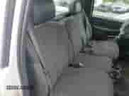 2002 Chevrolet Silverado 1500 z VIN 1GCEC14WX2Z172312, wystawiony jako Copart lot #58172345 z przebiegiem 255 049 mil mil oraz Szkoda całkowita • Salvage title. Historia ofert i sprzedaży dostępna na DreamBid. Obrazek 10.