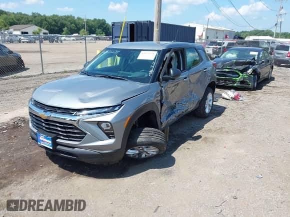 2025 Chevrolet TrailBlazer LS с VIN KL79MMSL1SB155798, выставлен на аукционе IAAI как лот 42972278 с пробегом 2 138 миль миль и . История ставок и продаж доступна на DreamBid. Изображение 2.