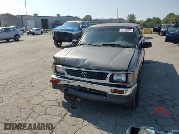 1995 Toyota Tacoma z VIN 4TAUN53B3SZ020458, wystawiony jako Copart lot #71509355 z przebiegiem 146 447 mil mil oraz Czysty tytuł • Clean title. Historia ofert i sprzedaży dostępna na DreamBid. Obrazek 13.
