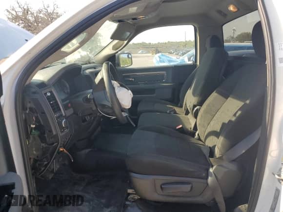 2020 Ram 1500 Tradesman z VIN 3C6JR6DG0LG209492, wystawiony jako Copart lot #53262505 z przebiegiem 76 371 mil mil oraz Czysty tytuł • Clean title. Historia ofert i sprzedaży dostępna na DreamBid. Obrazek 7.