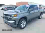2020 Chevrolet Silverado 1500 Custom z VIN 3GCPWBEF2LG302881, wystawiony jako IAAI lot #43100349 z przebiegiem 89 376 mil mil oraz . Historia ofert i sprzedaży dostępna na DreamBid. Obrazek 2.