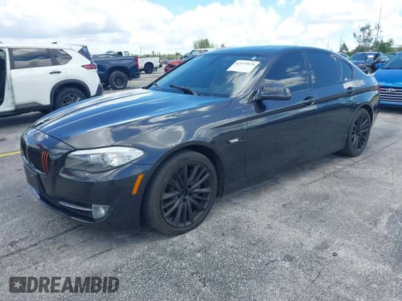 2011 BMW 5 Series 550i с VIN WBAFR9C53BC618293, выставлен на аукционе IAAI как лот 42977079 с пробегом 141 268 миль миль и . История ставок и продаж доступна на DreamBid. Изображение 2.