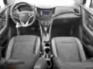 2022 Chevrolet Trax LT z VIN KL7CJPSM1NB562842, wystawiony jako Copart lot #70190045 z przebiegiem 23 070 mil mil oraz Szkoda całkowita • Salvage title. Historia ofert i sprzedaży dostępna na DreamBid. Obrazek 8.
