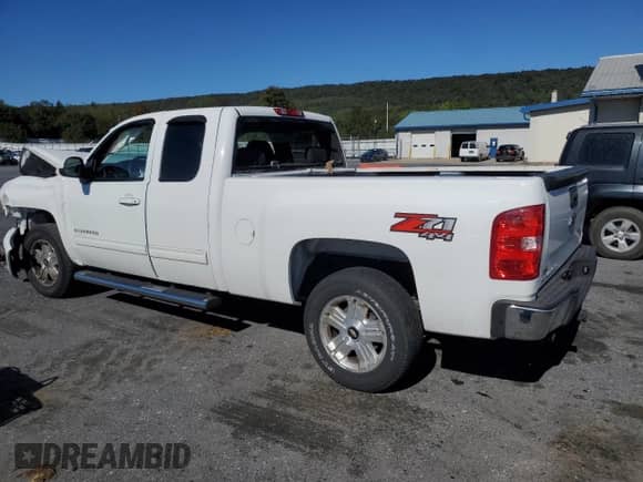 2011 Chevrolet Silverado 1500 LT z VIN 1GCRKSE31BZ398527, wystawiony jako Copart lot #85825175 z przebiegiem Nie podano mil oraz Szkoda całkowita • Salvage title. Historia ofert i sprzedaży dostępna na DreamBid. Obrazek 2.