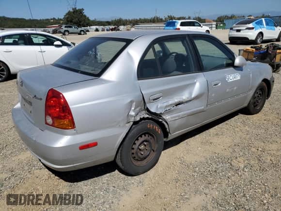 2003 Hyundai Accent GL z VIN KMHCG45CX3U474856, wystawiony jako Copart lot #67615445 z przebiegiem 205 400 mil mil oraz Szkoda całkowita • Salvage title. Historia ofert i sprzedaży dostępna na DreamBid. Obrazek 3.
