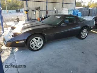 1990 Chevrolet Corvette z VIN 1G1YY2380L5118624, wystawiony jako Copart lot #82436585 z przebiegiem Nie podano mil oraz Czysty tytuł • Clean title. Historia ofert i sprzedaży dostępna na DreamBid. Obrazek 1.