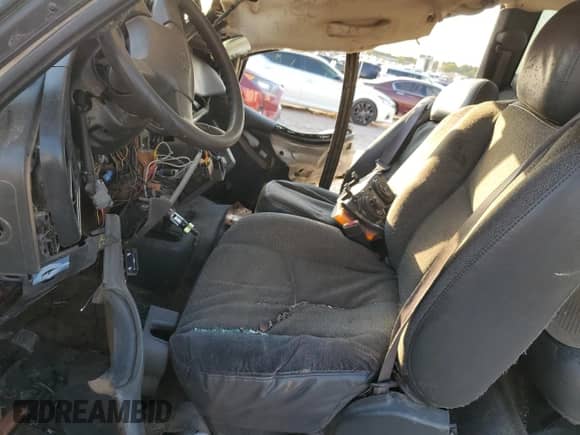2006 Chevrolet Silverado 2500HD LS с VIN 1GCHK29U36E263710, выставлен на аукционе Copart как лот 73414554 с пробегом Не указан миль и На запчасти • Non repairable. История ставок и продаж доступна на DreamBid. Изображение 7.