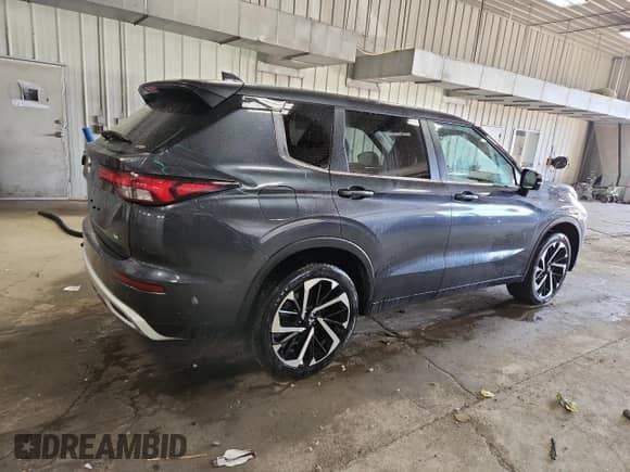 2024 Mitsubishi Outlander SE with VIN JA4J4VA82RZ081385, listed as a Copart auction lot 90705525 with 29,901 mi miles and Clean title. Bid and sale history available at DreamBid. Image 3.