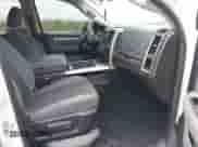 2018 Ram 1500 Big Horn z VIN 1C6RR7LG8JS258214, wystawiony jako IAAI lot #41983843 z przebiegiem 83 929 mil mil oraz . Historia ofert i sprzedaży dostępna na DreamBid. Obrazek 5.