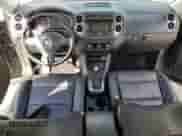 2012 Volkswagen Tiguan S с VIN WVGAV7AX4CW000140, выставлен на аукционе Copart как лот 80901355 с пробегом 133 056 миль миль и Списание • Salvage title. История ставок и продаж доступна на DreamBid. Изображение 8.