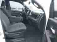 2023 Ram 1500 Tradesman z VIN 1C6RRFCG0PN671343, wystawiony jako IAAI lot #43198482 z przebiegiem 85 585 mil mil oraz . Historia ofert i sprzedaży dostępna na DreamBid. Obrazek 5.