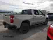 2022 Chevrolet Silverado 1500 Custom Trail Boss z VIN 3GCUDCET4NG579555, wystawiony jako Copart lot #51195454 z przebiegiem Nie podano mil oraz Szkoda całkowita • Salvage title. Historia ofert i sprzedaży dostępna na DreamBid. Obrazek 3.