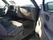 1998 Chevrolet S-10 LS z VIN 1GCCS19X3W8109818, wystawiony jako IAAI lot #42710287 z przebiegiem 345 553 mil mil oraz . Historia ofert i sprzedaży dostępna na DreamBid. Obrazek 5.