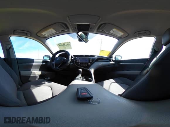 2020 Toyota Camry LE z VIN 4T1L11AK2LU999293, wystawiony jako IAAI lot #43202655 z przebiegiem 52 070 mil mil oraz . Historia ofert i sprzedaży dostępna na DreamBid. Obrazek 18.